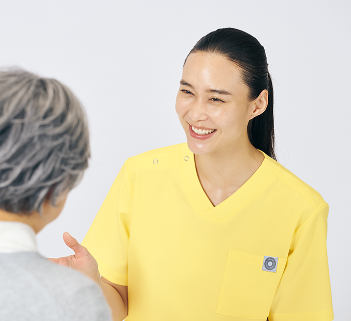 サンライトイエローを着た女性